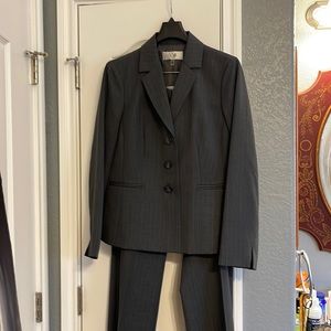 Le Suit gorgeous women’s pantsuit i. Gray pinstripe. Size 12P